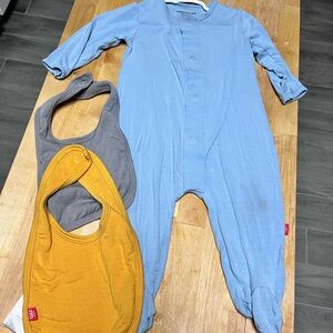Blue infant magnetic me onesie with bibs